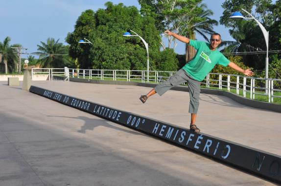 Bem encima da linha do Equador (em Macapá - AP)